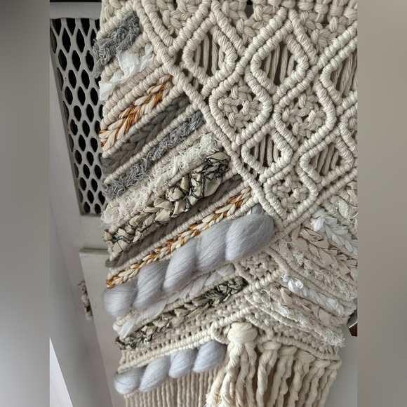 Handmade macrame wall hanging - Picture 3 of 4